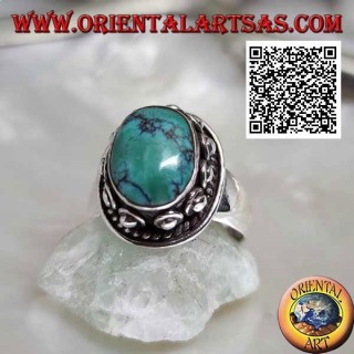 Anello in argento con turchese tibetano antico ovale contornato da intreccio e pallina nella ciambella