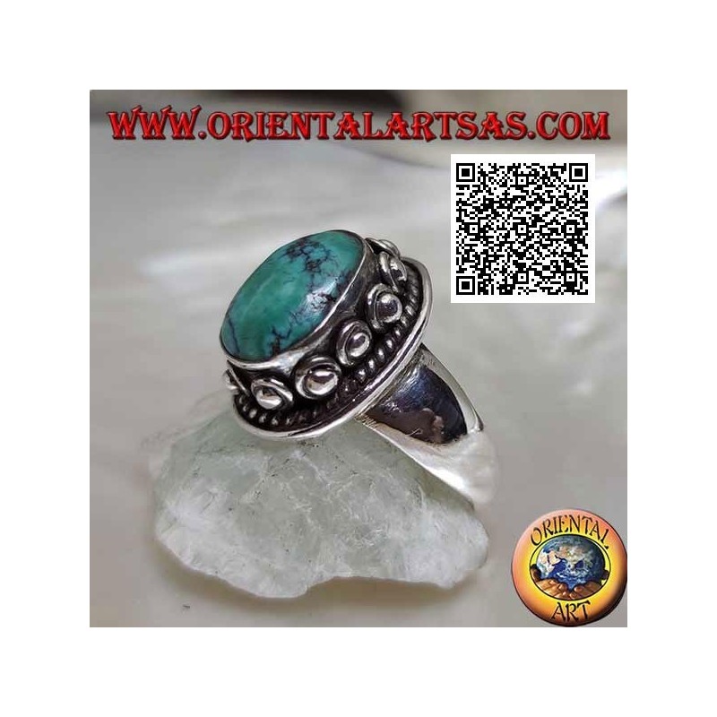 Bague en argent avec turquoise tibétaine ovale antique entourée d'entrelacs et boule dans le beignet