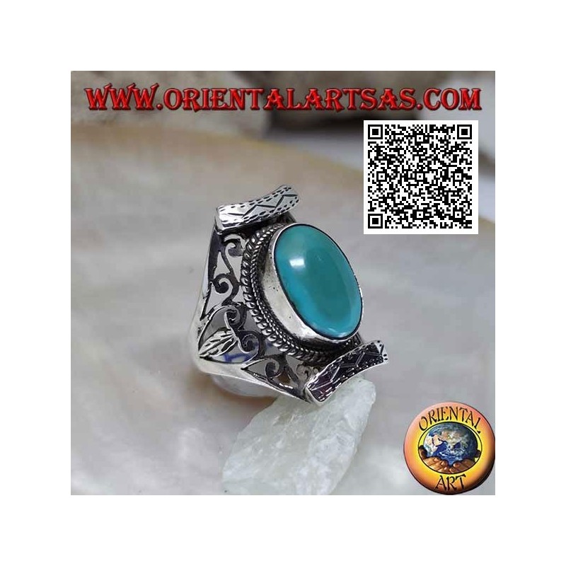 Anillo de plata con turquesa tibetana ovalada antigua en engaste nepalí con calado en los lados