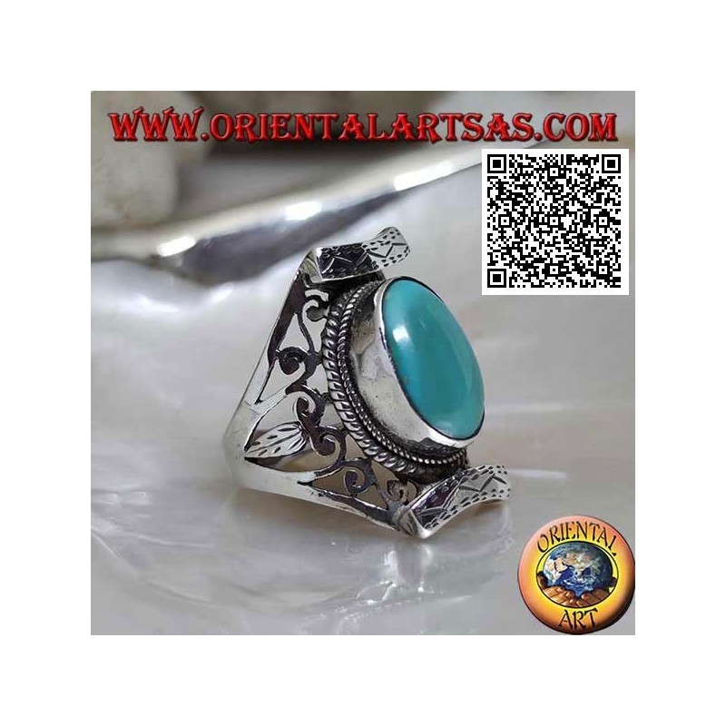 Anillo de plata con turquesa tibetana ovalada antigua en engaste nepalí con calado en los lados