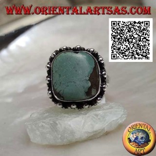 Anello in argento con turchese tibetano antico quadrato smussato contornato da palline