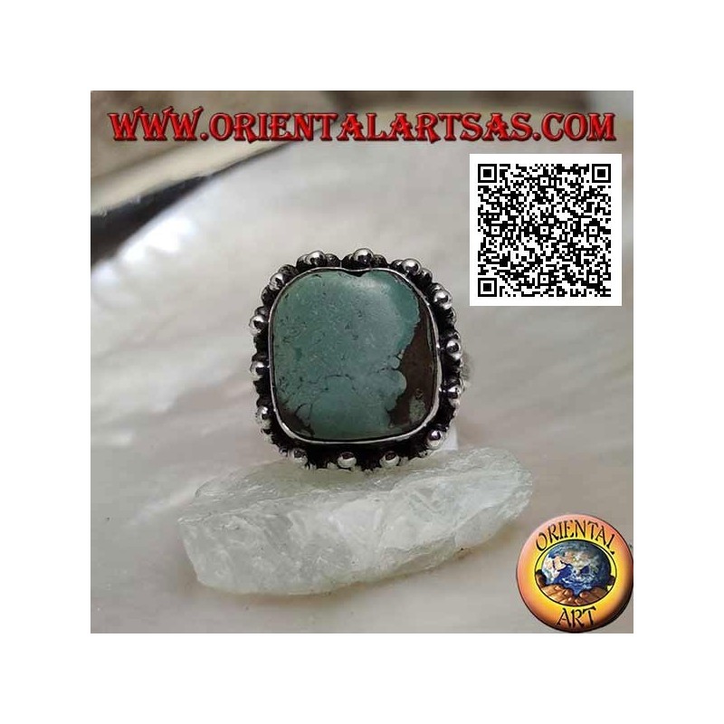 Bague en argent avec carré turquoise tibétain antique biseauté entouré de boules