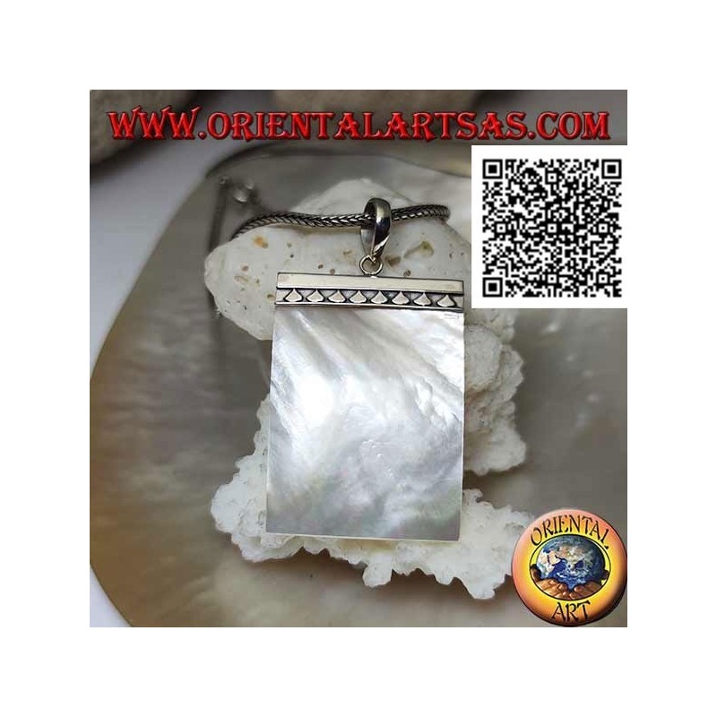 Pendentif plat rectangulaire en nacre attaché à une plaque en argent avec des triangles