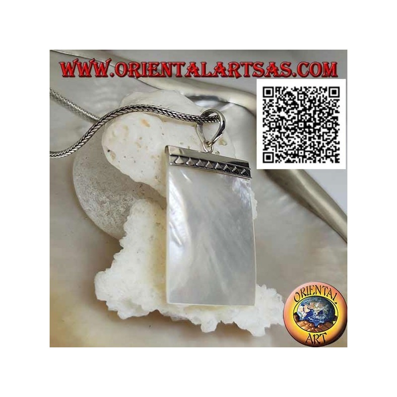 Pendentif plat rectangulaire en nacre attaché à une plaque en argent avec des triangles