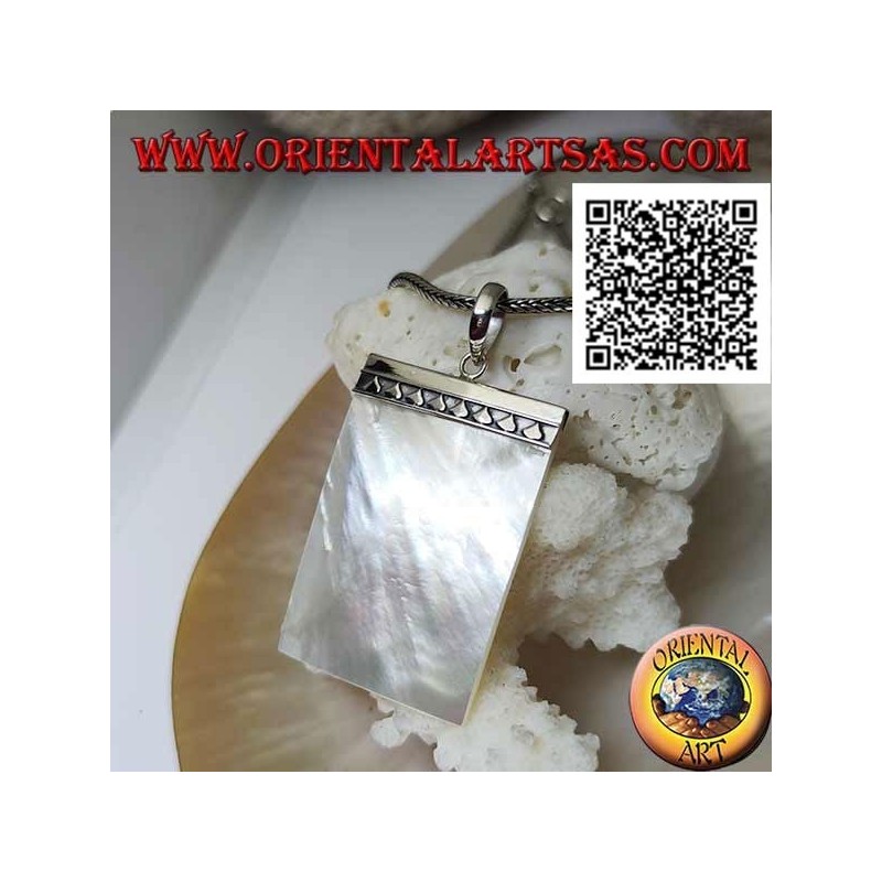 Pendentif plat rectangulaire en nacre attaché à une plaque en argent avec des triangles