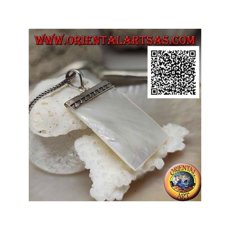 Pendentif plat rectangulaire en nacre attaché à une plaque en argent avec des triangles