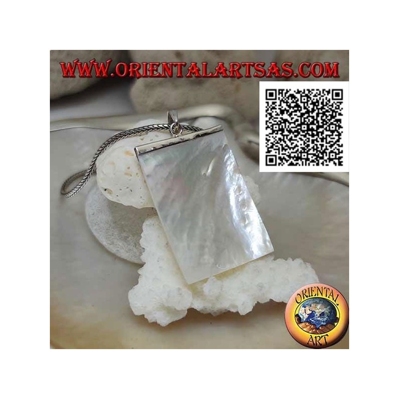 Pendentif plat rectangulaire en nacre attaché à une plaque en argent avec des triangles