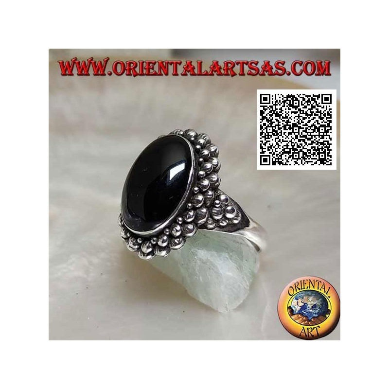 Anello in argento con onice ovale cabochon contornata da doppia fila di palline e palline sui lati