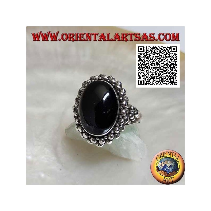 Silberring mit ovalem Cabochon-Onyx, umgeben von einer doppelten Reihe von Kugeln und Kugeln an den Seiten