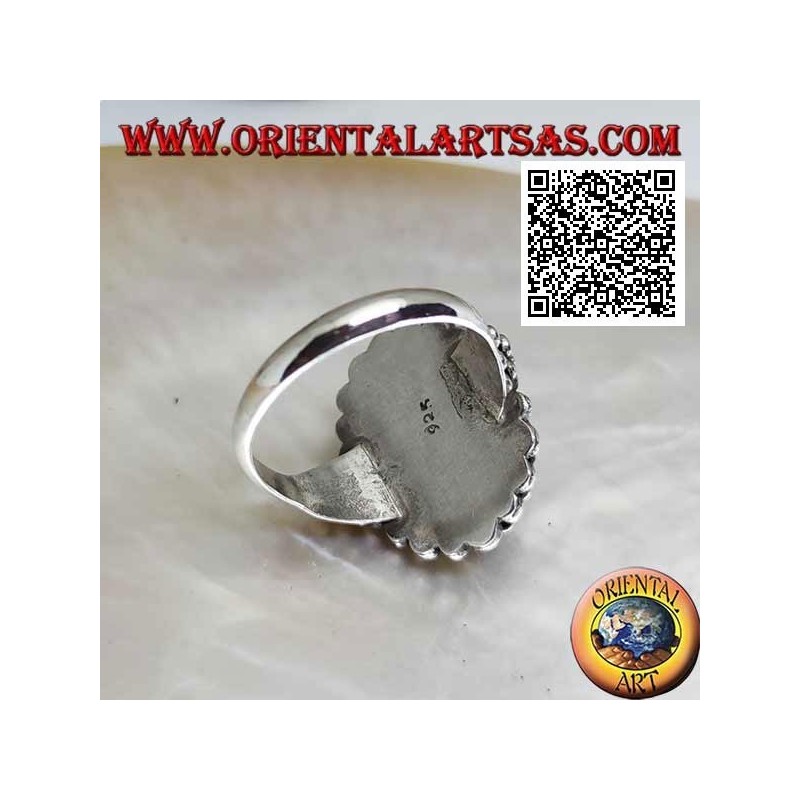 Anillo de plata con ónix cabujón ovalado rodeado por una doble hilera de bolas y bolas a los lados