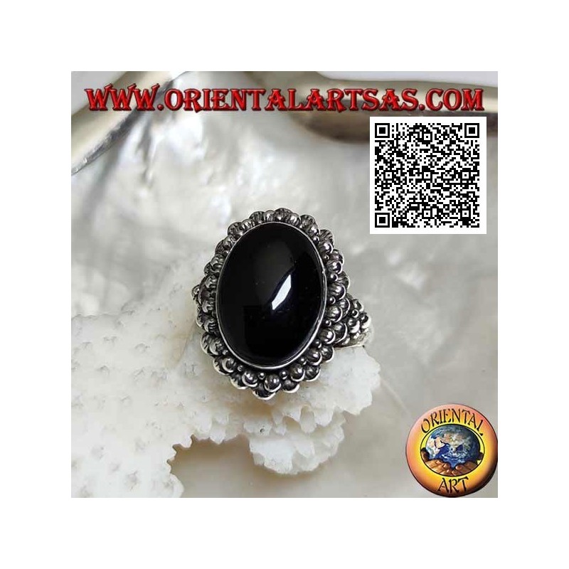 Bague en argent avec cabochon ovale onyx entouré d'une double rangée de boules et boules sur les côtés