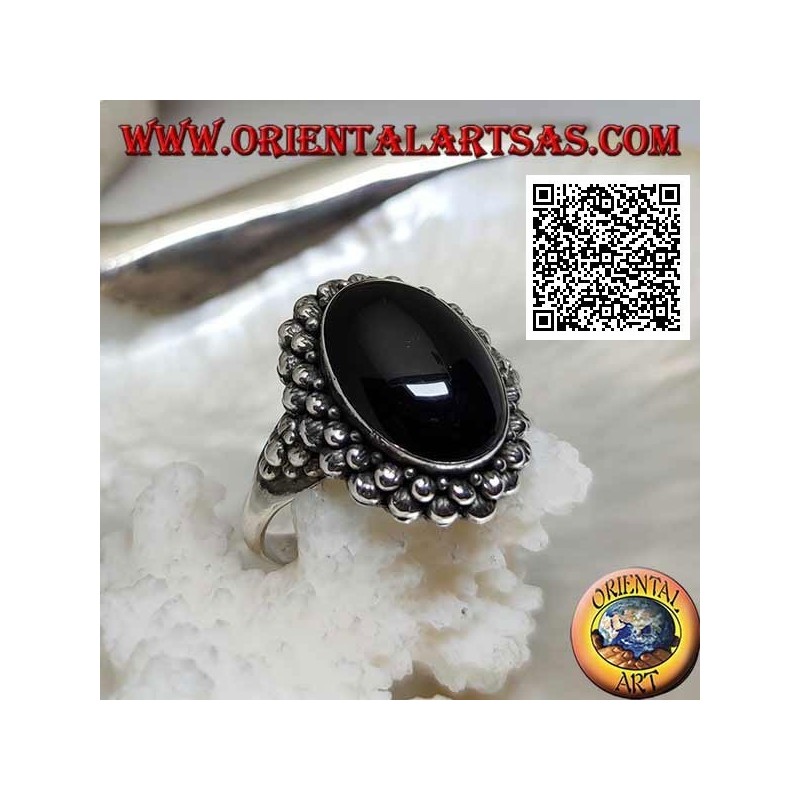 Silberring mit ovalem Cabochon-Onyx, umgeben von einer doppelten Reihe von Kugeln und Kugeln an den Seiten