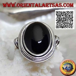Bague en argent avec onyx ovale entouré de disques lisses à différents niveaux
