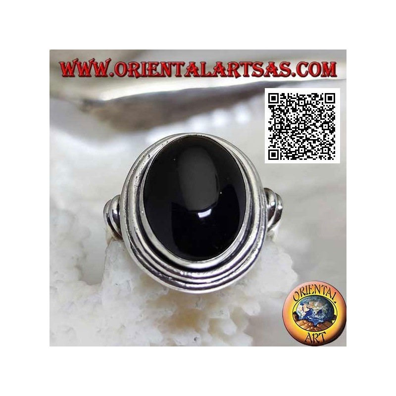 Anillo de plata con ónix ovalado rodeado de discos lisos a varios niveles