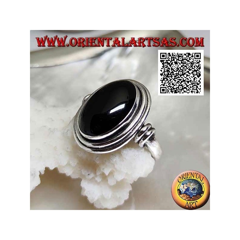 Bague en argent avec onyx ovale entouré de disques lisses à différents niveaux