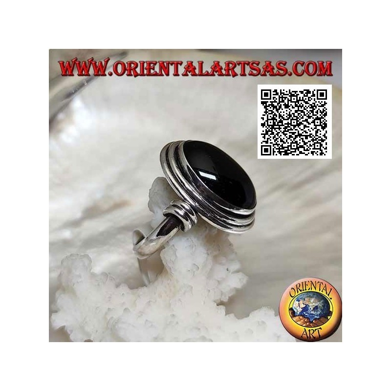Bague en argent avec onyx ovale entouré de disques lisses à différents niveaux