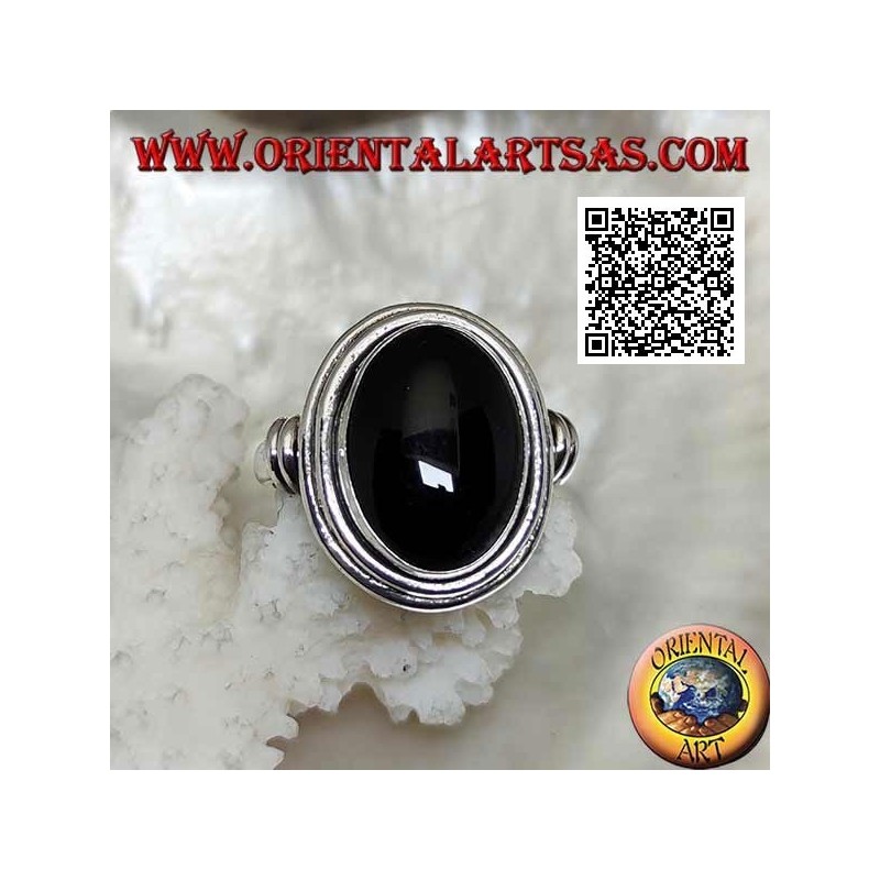 Anillo de plata con ónix ovalado rodeado de discos lisos a varios niveles