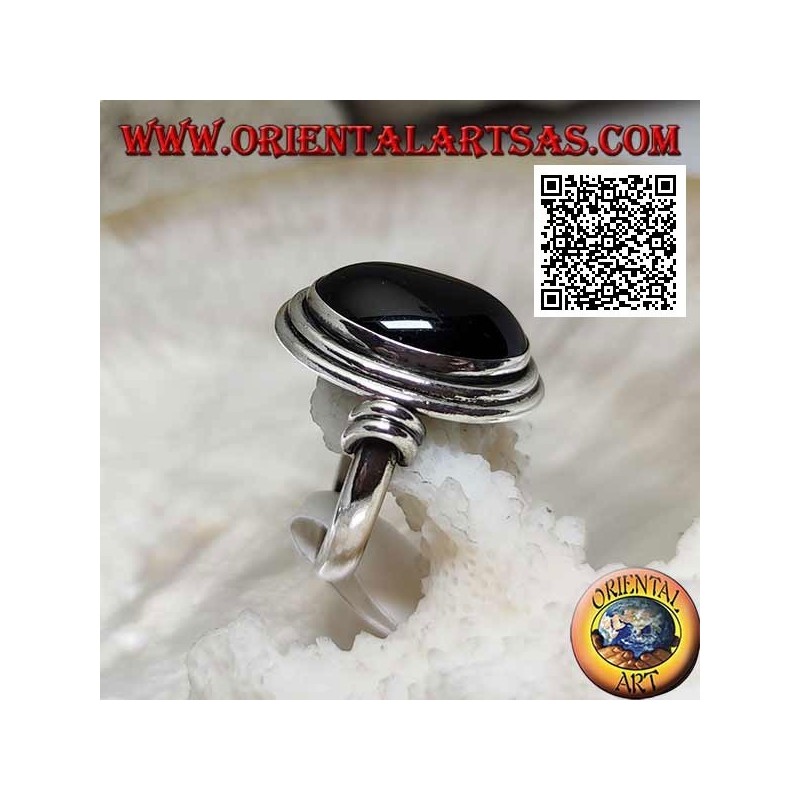 Anello in argento con onice ovale contornata da dischi lisci a vari livelli