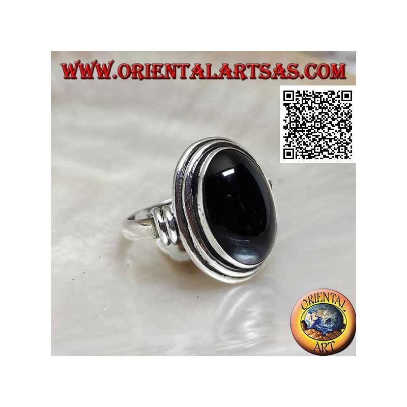 Silberring mit ovalem Onyx, umgeben von glatten Scheiben auf verschiedenen Ebenen