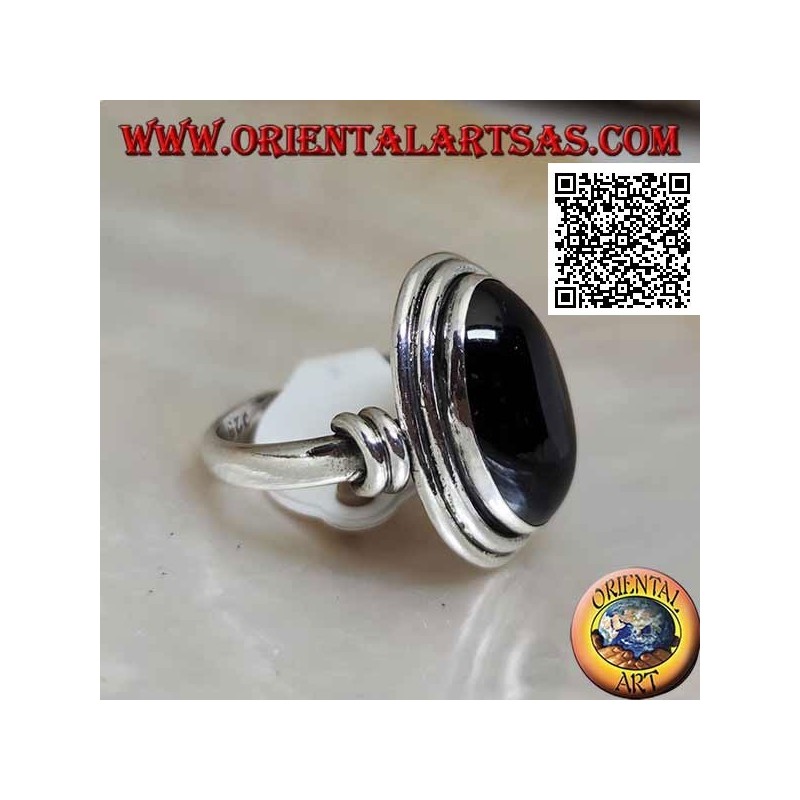 Anillo de plata con ónix ovalado rodeado de discos lisos a varios niveles