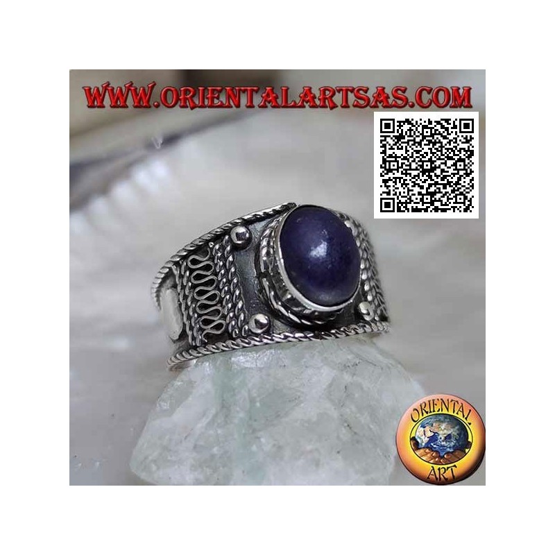 Anillo de plata con cabujón ovalado de lapislázuli y decoraciones étnicas