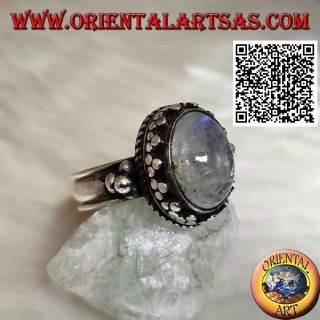 Bague en argent avec pierre de lune arc-en-ciel ovale avec bord tris et boules et entrelacement