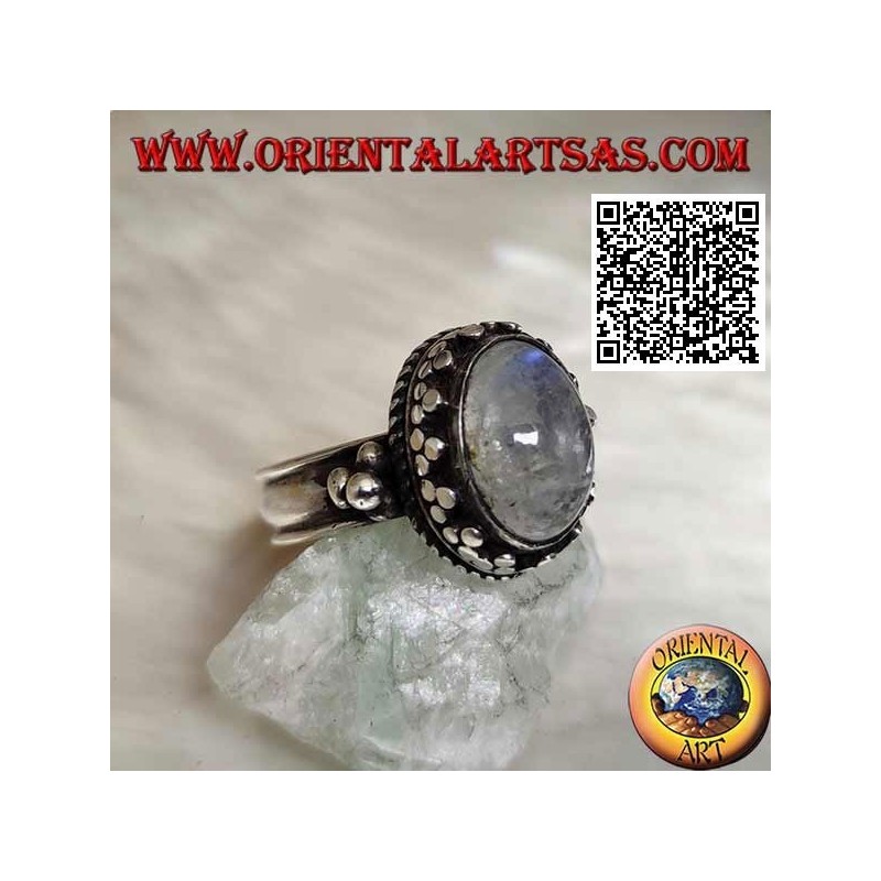 Anillo de plata con piedra lunar arcoíris ovalada con borde tris y bolas y entrelazados