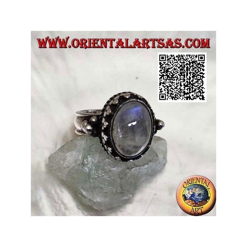 Anello in argento con pietra di luna arcobaleno ovale con bordo a tris dischetti e palline e intreccio