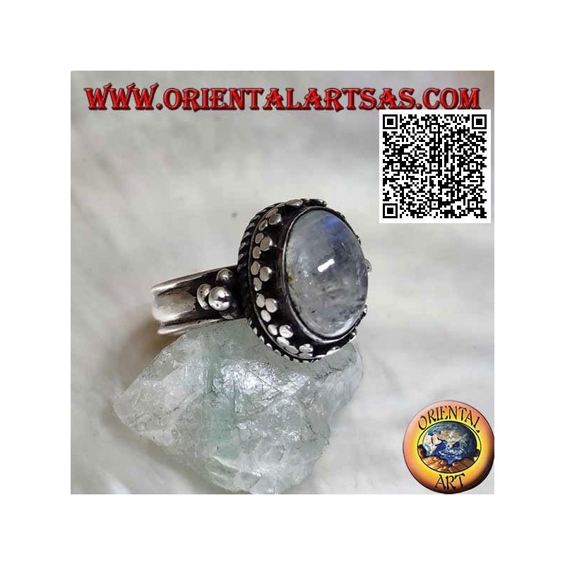 Anello in argento con pietra di luna arcobaleno ovale con bordo a tris dischetti e palline e intreccio