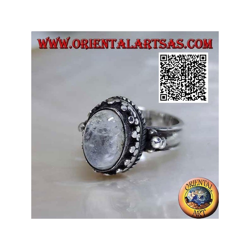 Anello in argento con pietra di luna arcobaleno ovale con bordo a tris dischetti e palline e intreccio