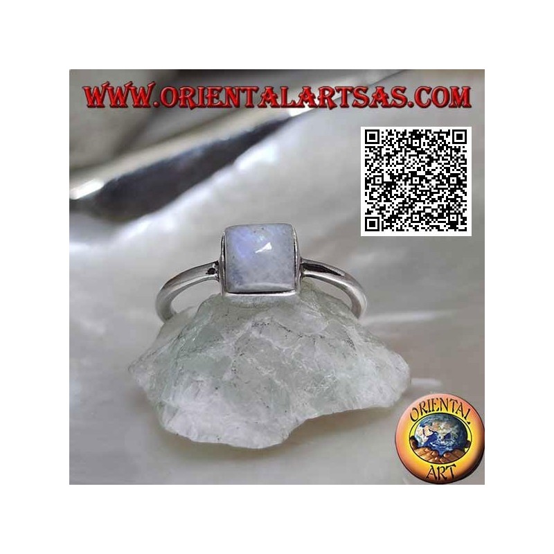 Bague en argent avec une labradorite blanche fluorescente bleue carrée dans un sertissage lisse