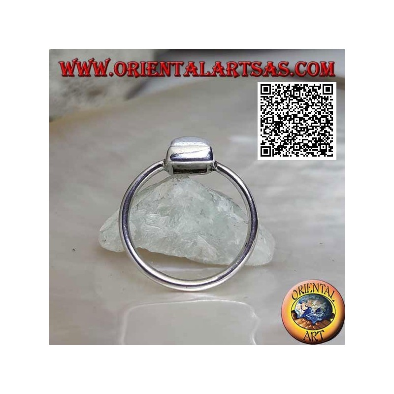 Silberring mit einem quadratischen blauen fluoreszierenden weißen Labradorit in einer glatten Umgebung