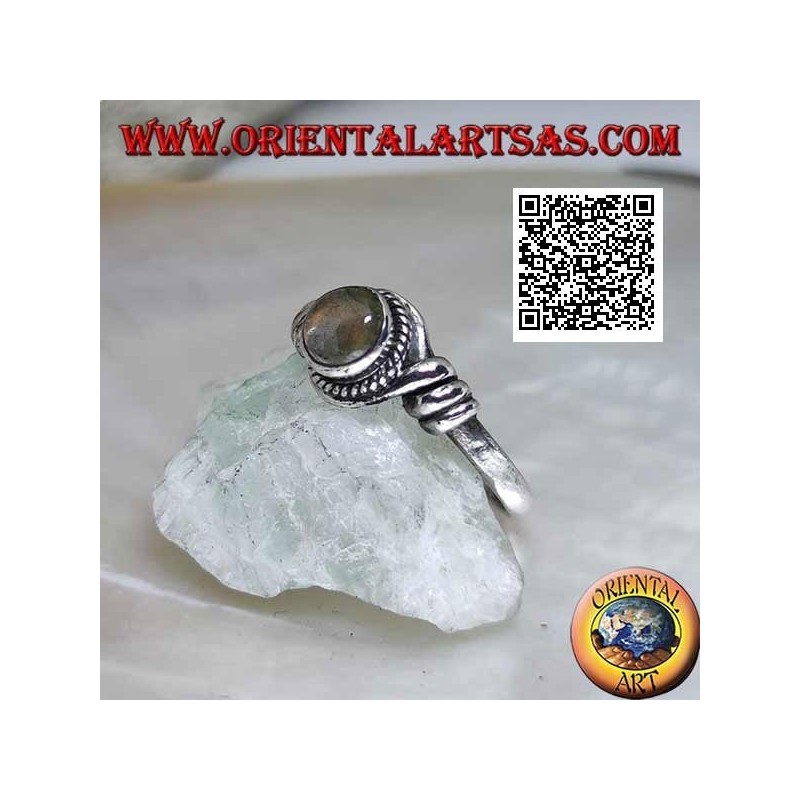 Bague en argent avec labradorite ronde au centre d'un fil enroulé