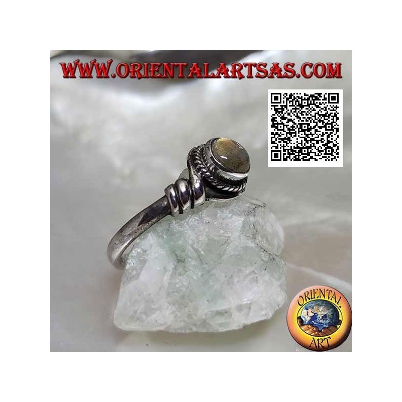 Bague en argent avec labradorite ronde au centre d'un fil enroulé