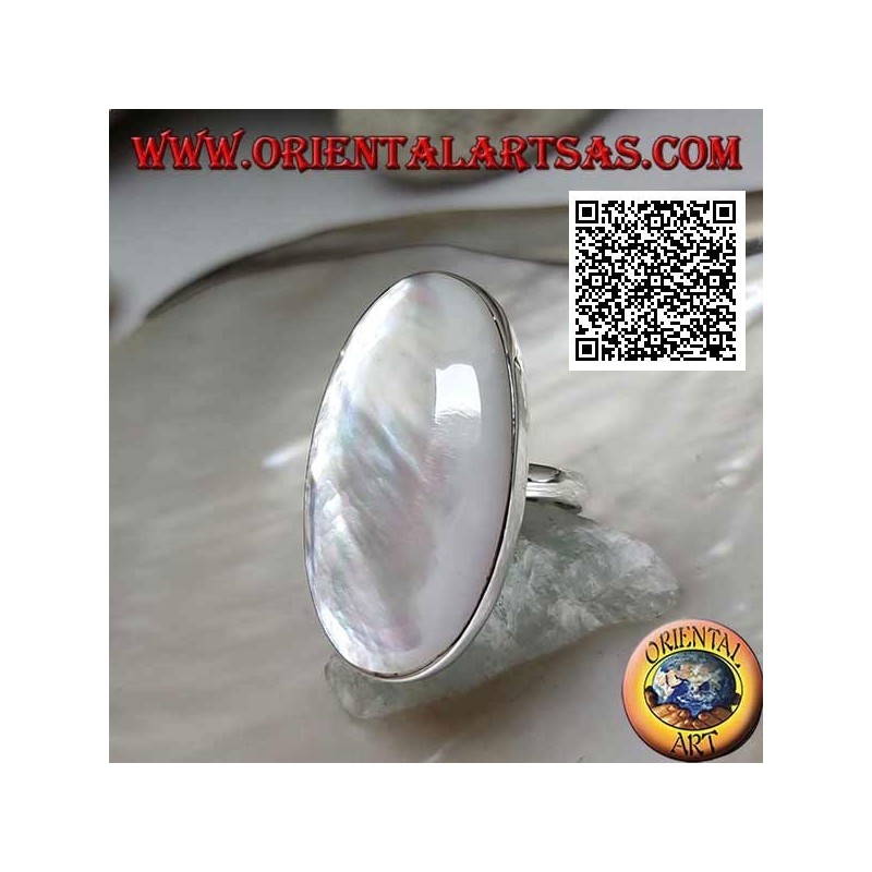 Bague en argent avec nacre ovale sertie dans un bord lisse