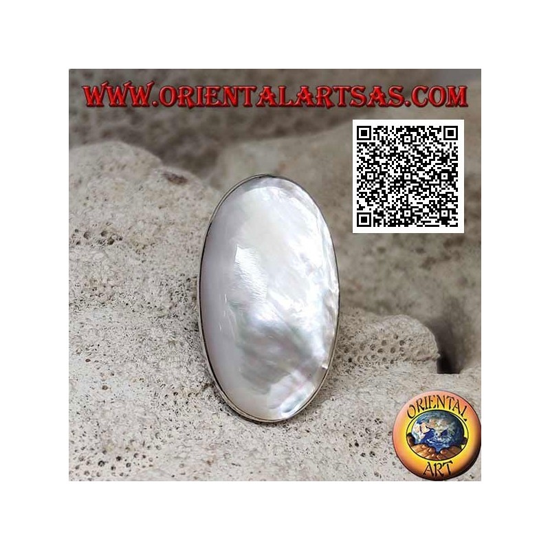 Bague en argent avec nacre ovale sertie dans un bord lisse