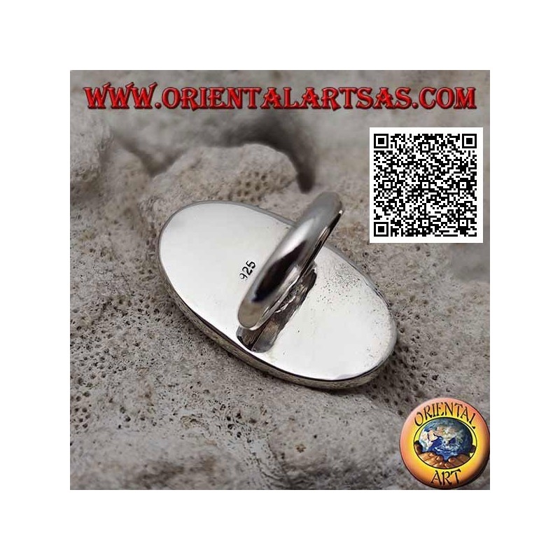 Bague en argent avec nacre ovale sertie dans un bord lisse