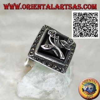 Bague en argent avec onyx losange carré avec fleur et cadre parsemé de marcassite