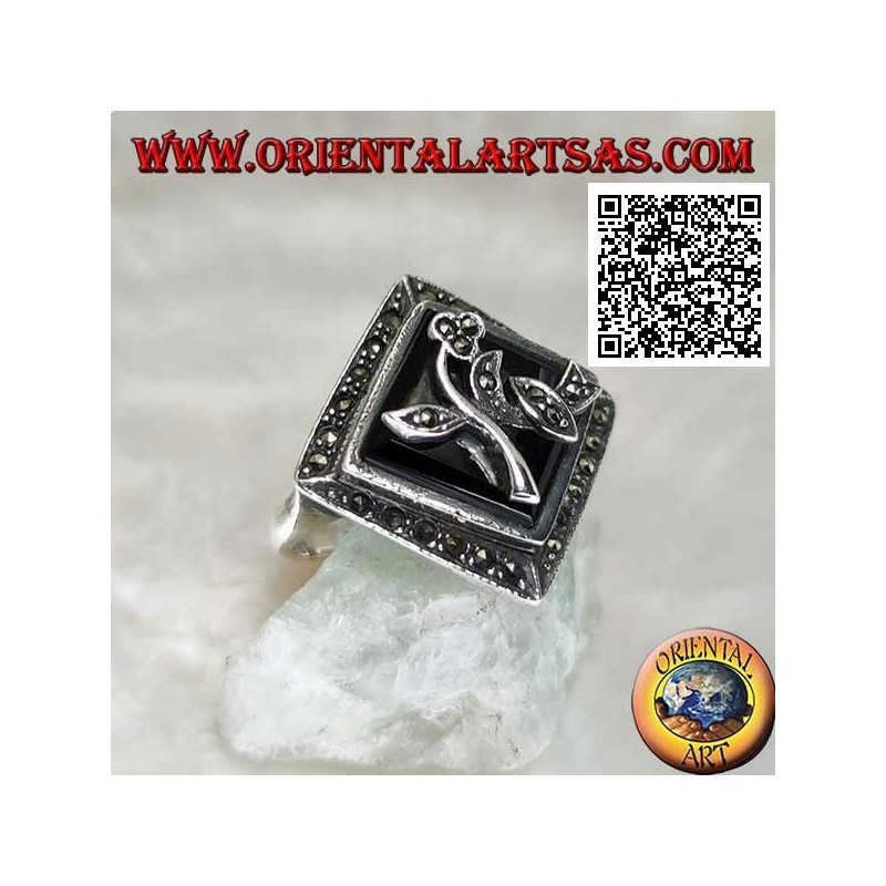 Bague en argent avec onyx losange carré avec fleur et cadre parsemé de marcassite