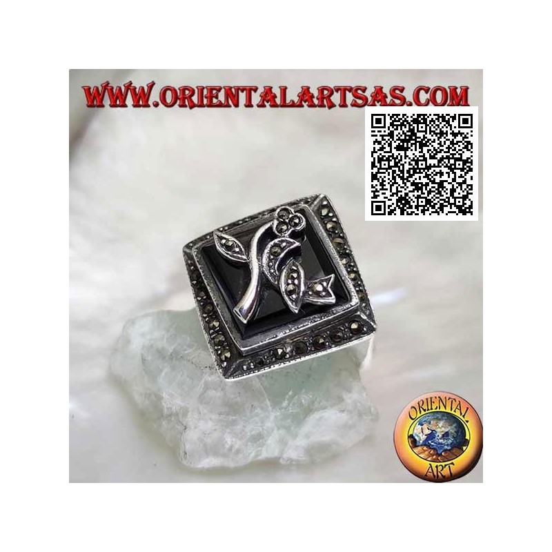 Silberring mit rhomboidem quadratischem Onyx mit Blume und Rahmen, besetzt mit Markasit