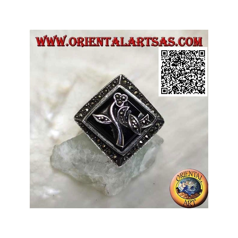 Silberring mit rhomboidem quadratischem Onyx mit Blume und Rahmen, besetzt mit Markasit