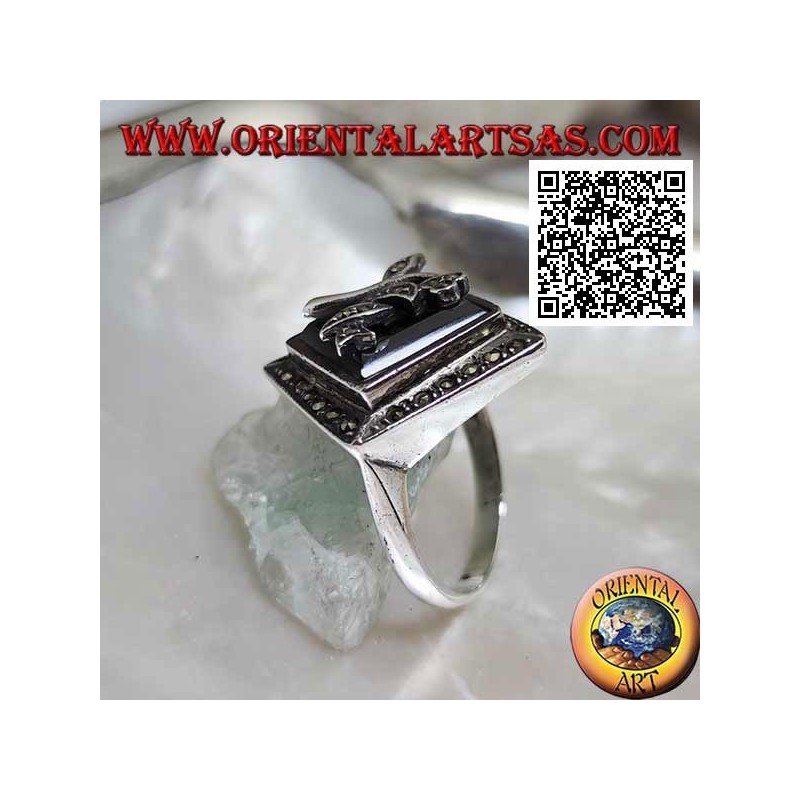 Silberring mit rhomboidem quadratischem Onyx mit Blume und Rahmen, besetzt mit Markasit