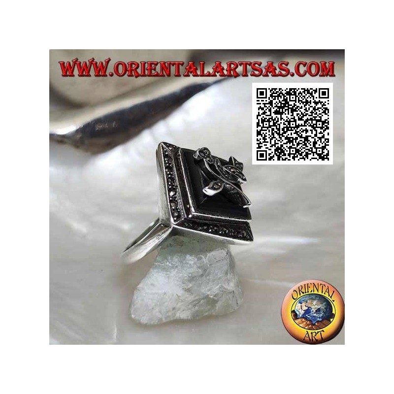 Anillo de plata con ónix romboidal cuadrado con flor y marco tachonado de marcasita