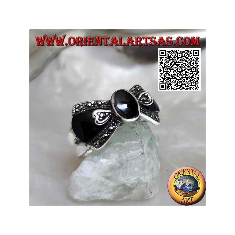 Anillo de pajarita de plata con ónix central ovalado y ónix y marcsita en los lados