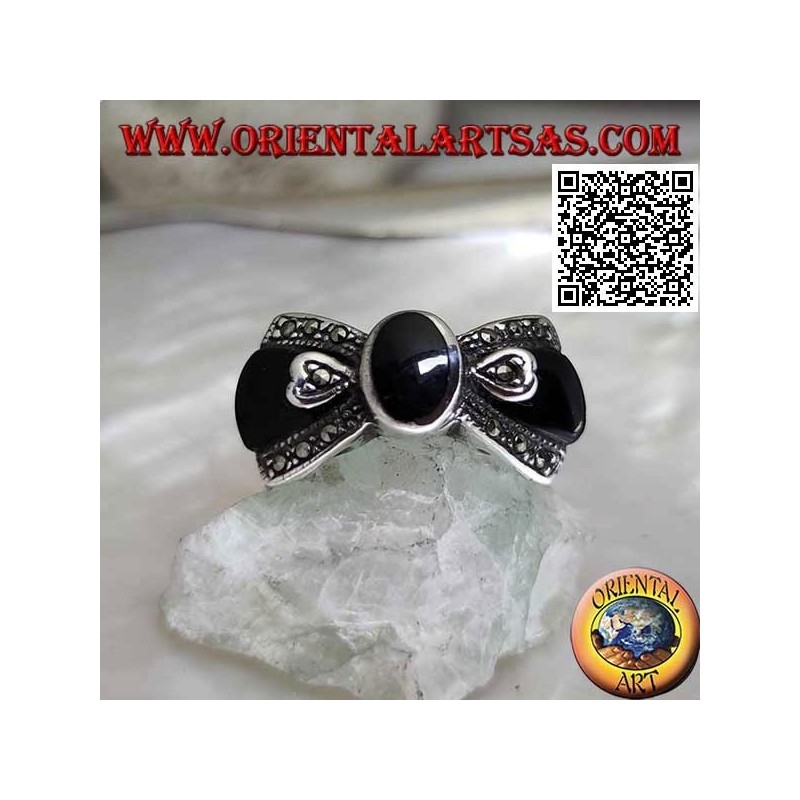 Anillo de pajarita de plata con ónix central ovalado y ónix y marcsita en los lados