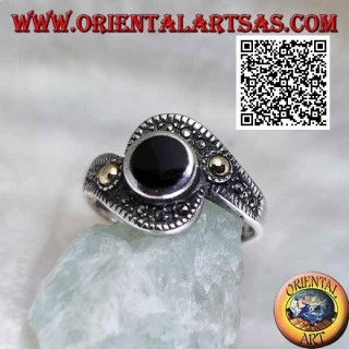 Anello in argento con onice tonda avvolta da una fascia di marcassite con pallina placcata in oro sui lati