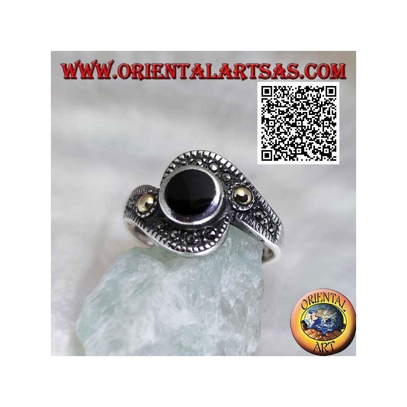 Bague en argent avec onyx rond enveloppé dans une bande de marcassite avec boule plaquée or sur les côtés