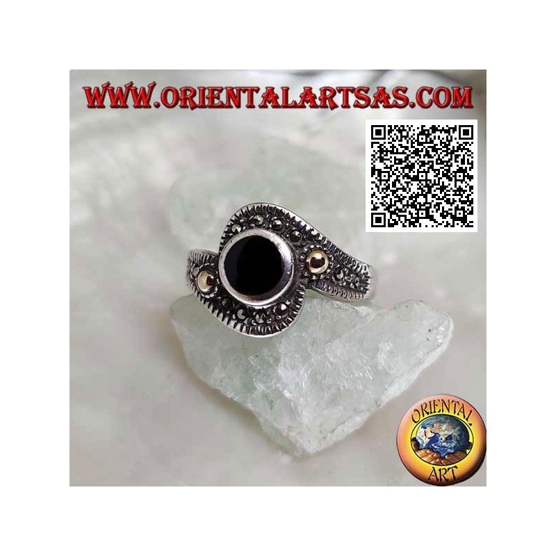 Anello in argento con onice tonda avvolta da una fascia di marcassite con pallina placcata in oro sui lati