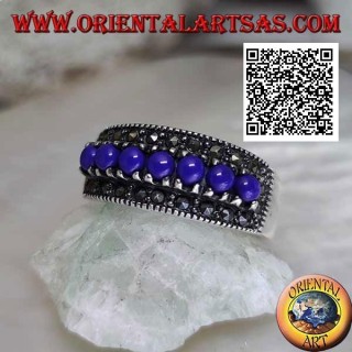 Bague en argent avec une rangée de boules de lapis lazuli entourées de marcassite