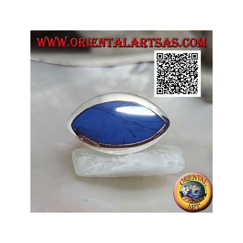 Anillo de plata con turquesa con lanzadera horizontal al ras con el borde en un entorno suave